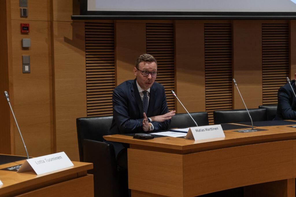 Kuvassa työministeri Matias Marttinen pitämässä puheenvuoroa.